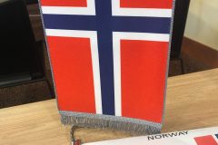 Bilde av det norske flagg i styremøte EORNA